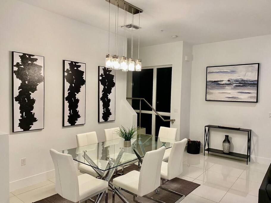 Across The Ocean Few Steps To Beach Contemporary Three Bedroom Townhouse ポンパノビーチ エクステリア 写真