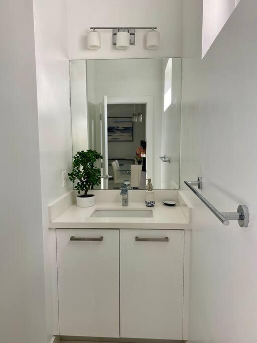 Across The Ocean Few Steps To Beach Contemporary Three Bedroom Townhouse ポンパノビーチ エクステリア 写真