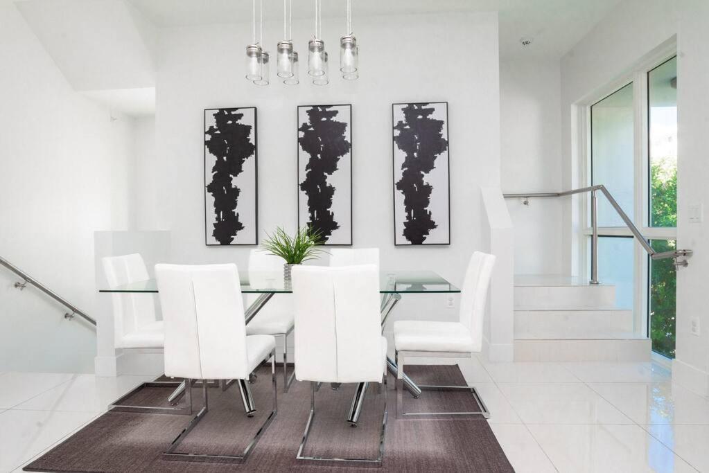 Across The Ocean Few Steps To Beach Contemporary Three Bedroom Townhouse ポンパノビーチ エクステリア 写真