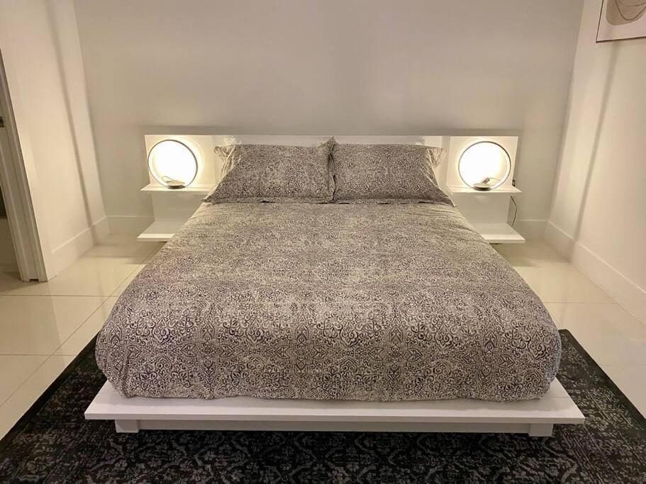 Across The Ocean Few Steps To Beach Contemporary Three Bedroom Townhouse ポンパノビーチ エクステリア 写真