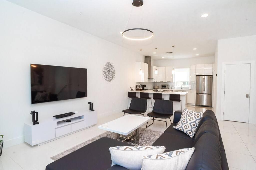 Across The Ocean Few Steps To Beach Contemporary Three Bedroom Townhouse ポンパノビーチ エクステリア 写真
