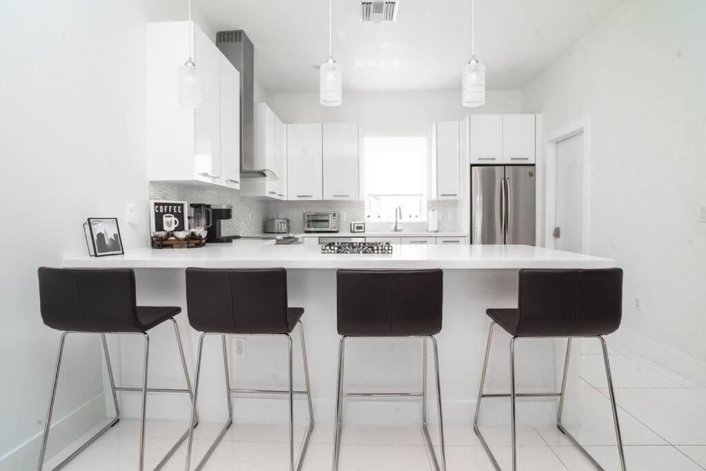 Across The Ocean Few Steps To Beach Contemporary Three Bedroom Townhouse ポンパノビーチ エクステリア 写真
