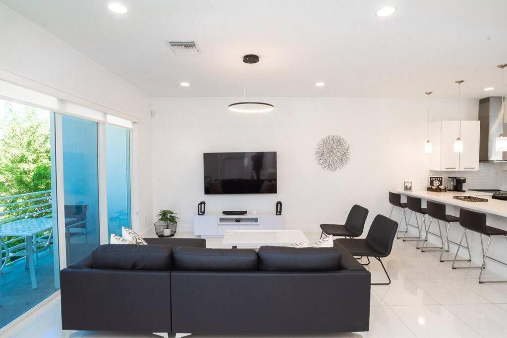Across The Ocean Few Steps To Beach Contemporary Three Bedroom Townhouse ポンパノビーチ エクステリア 写真