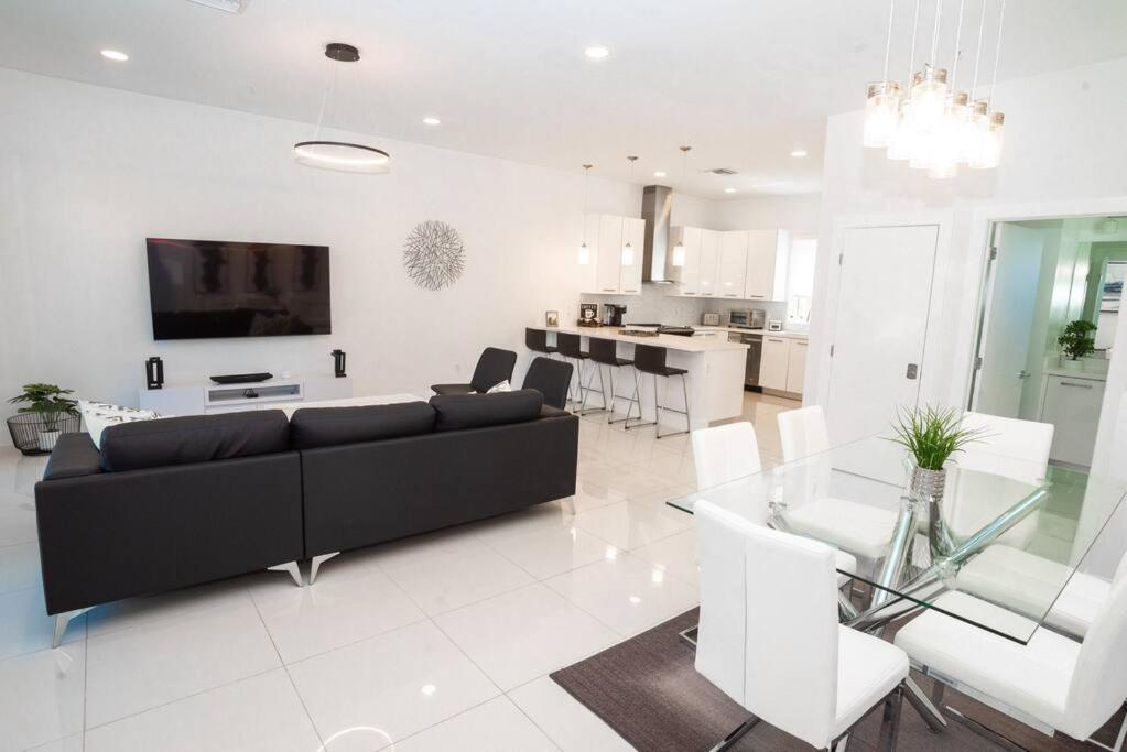 Across The Ocean Few Steps To Beach Contemporary Three Bedroom Townhouse ポンパノビーチ エクステリア 写真