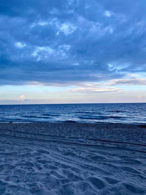 Across The Ocean Few Steps To Beach Contemporary Three Bedroom Townhouse ポンパノビーチ エクステリア 写真