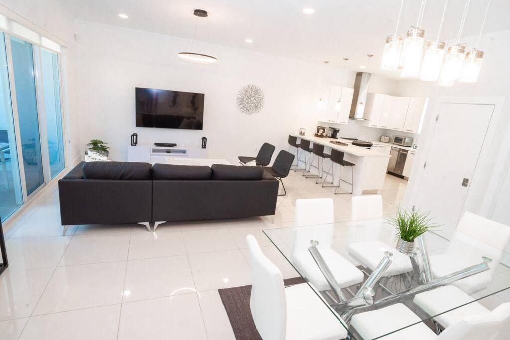Across The Ocean Few Steps To Beach Contemporary Three Bedroom Townhouse ポンパノビーチ エクステリア 写真