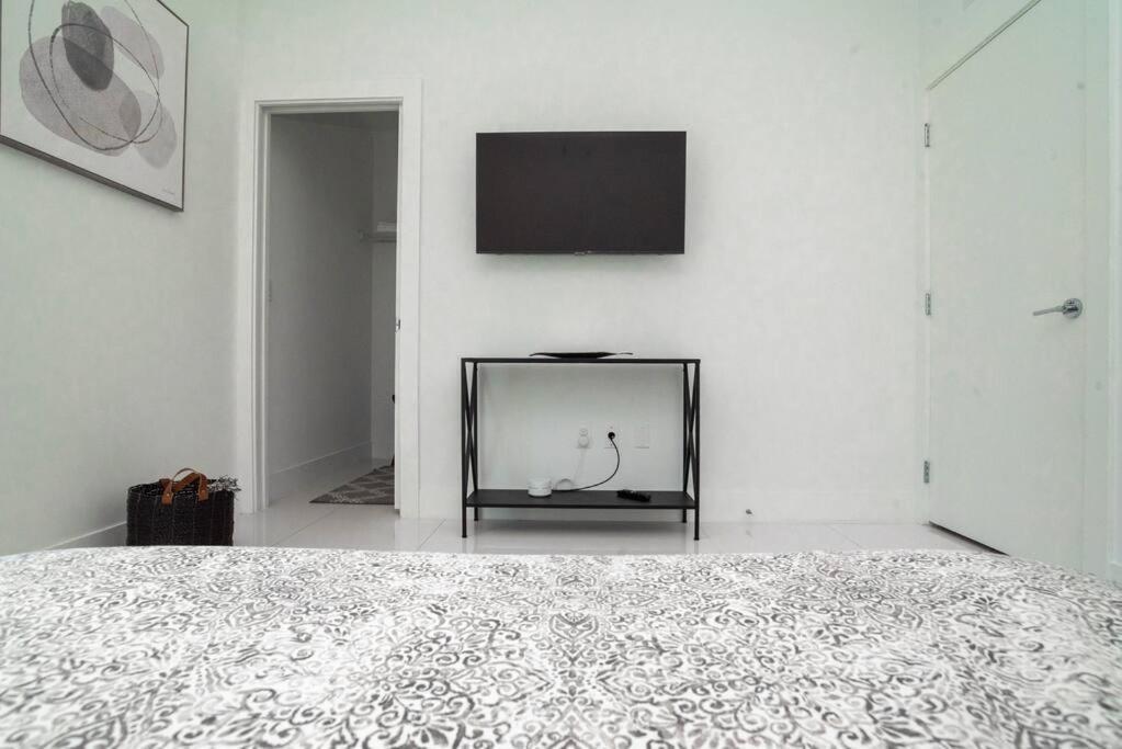 Across The Ocean Few Steps To Beach Contemporary Three Bedroom Townhouse ポンパノビーチ エクステリア 写真