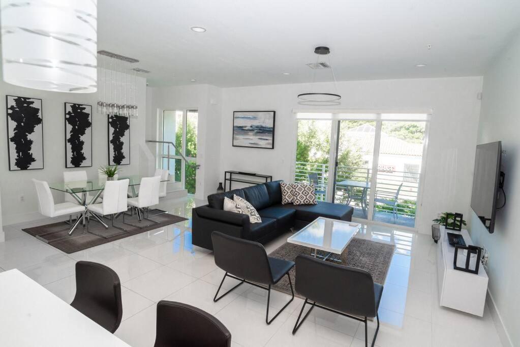 Across The Ocean Few Steps To Beach Contemporary Three Bedroom Townhouse ポンパノビーチ エクステリア 写真