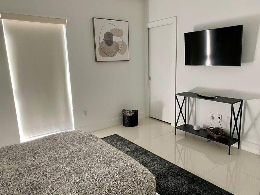 Across The Ocean Few Steps To Beach Contemporary Three Bedroom Townhouse ポンパノビーチ エクステリア 写真