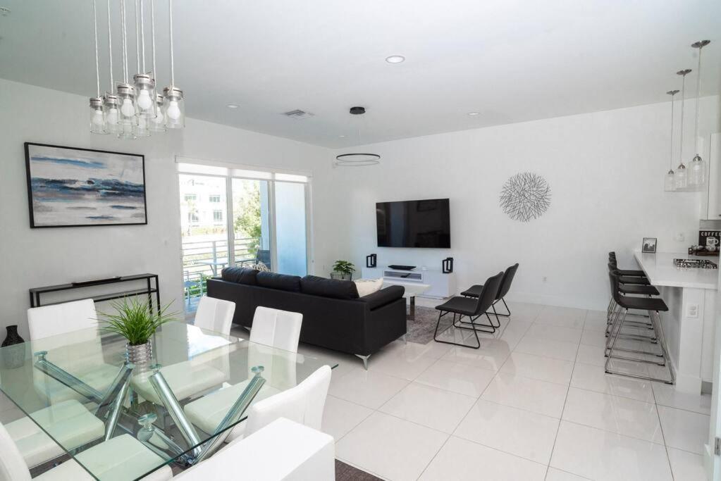 Across The Ocean Few Steps To Beach Contemporary Three Bedroom Townhouse ポンパノビーチ エクステリア 写真