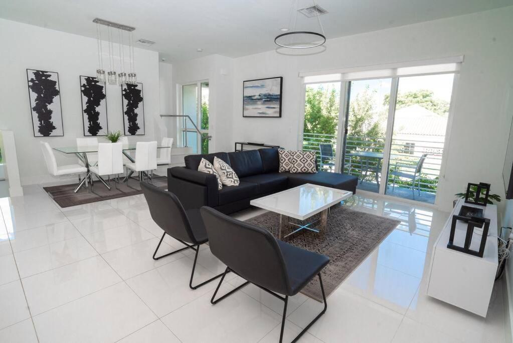 Across The Ocean Few Steps To Beach Contemporary Three Bedroom Townhouse ポンパノビーチ エクステリア 写真