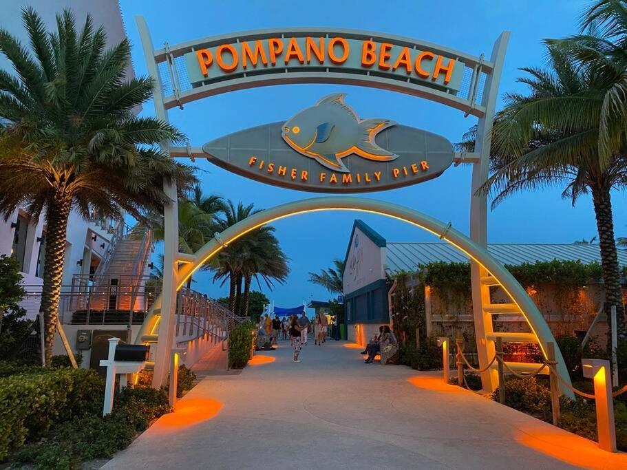 Across The Ocean Few Steps To Beach Contemporary Three Bedroom Townhouse ポンパノビーチ エクステリア 写真