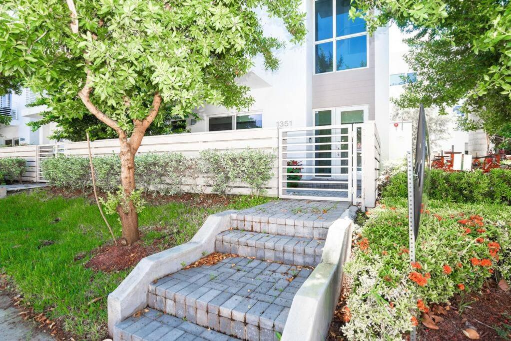 Across The Ocean Few Steps To Beach Contemporary Three Bedroom Townhouse ポンパノビーチ エクステリア 写真