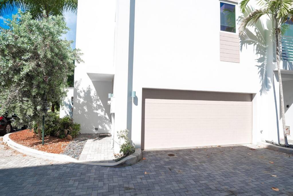 Across The Ocean Few Steps To Beach Contemporary Three Bedroom Townhouse ポンパノビーチ エクステリア 写真