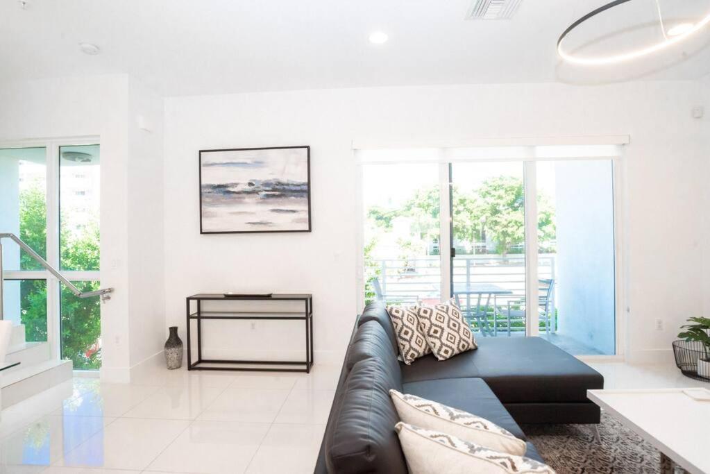 Across The Ocean Few Steps To Beach Contemporary Three Bedroom Townhouse ポンパノビーチ エクステリア 写真