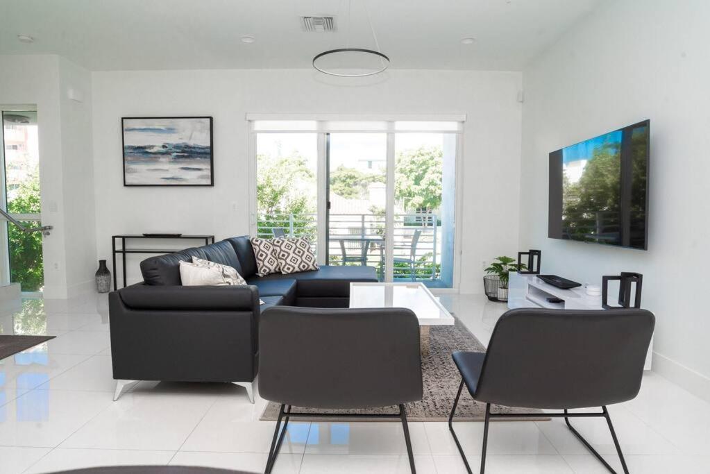Across The Ocean Few Steps To Beach Contemporary Three Bedroom Townhouse ポンパノビーチ エクステリア 写真