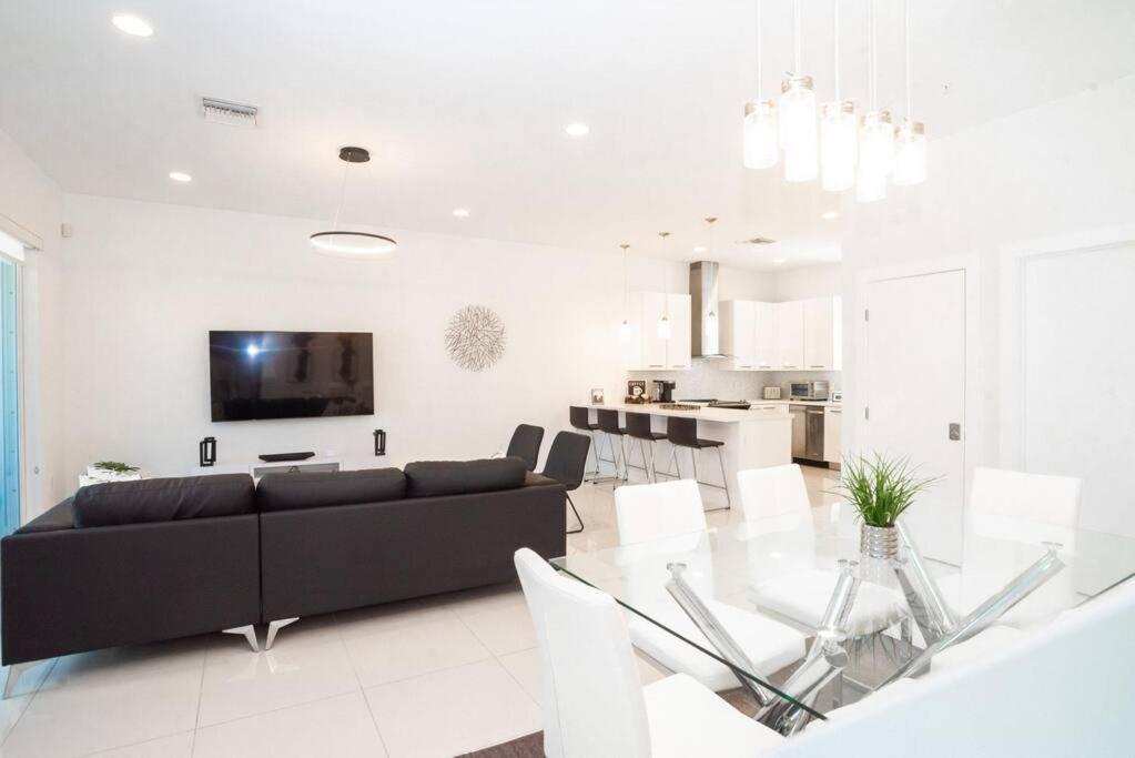 Across The Ocean Few Steps To Beach Contemporary Three Bedroom Townhouse ポンパノビーチ エクステリア 写真