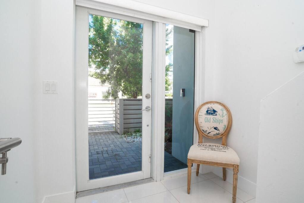 Across The Ocean Few Steps To Beach Contemporary Three Bedroom Townhouse ポンパノビーチ エクステリア 写真