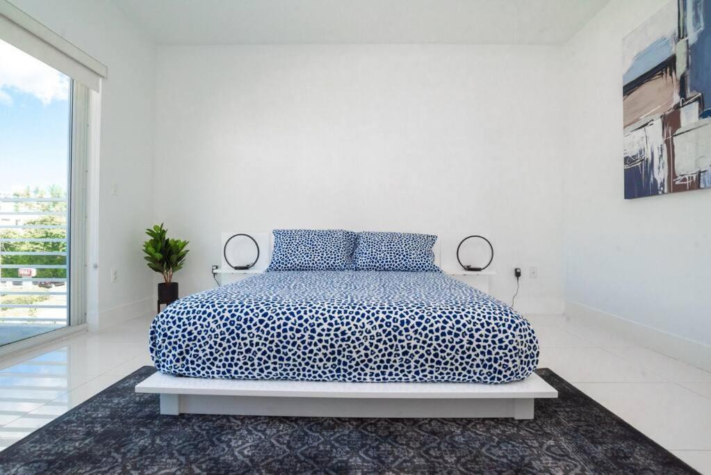 Across The Ocean Few Steps To Beach Contemporary Three Bedroom Townhouse ポンパノビーチ エクステリア 写真