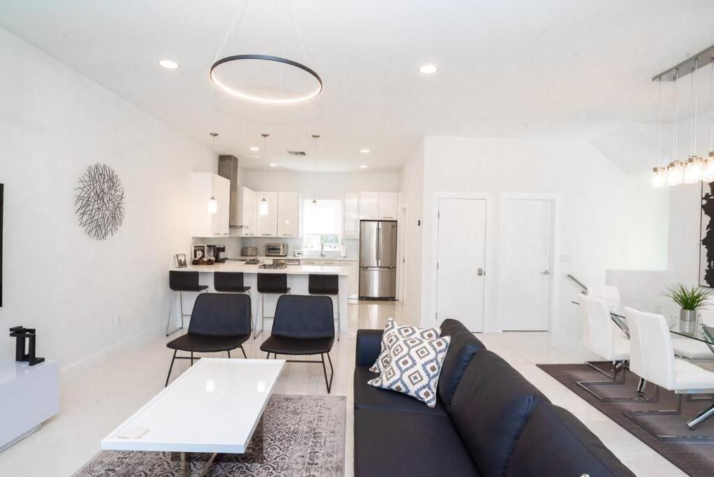 Across The Ocean Few Steps To Beach Contemporary Three Bedroom Townhouse ポンパノビーチ エクステリア 写真