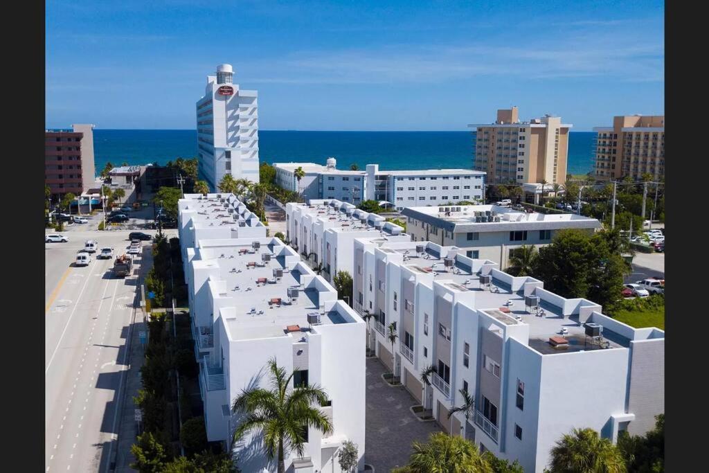 Across The Ocean Few Steps To Beach Contemporary Three Bedroom Townhouse ポンパノビーチ エクステリア 写真