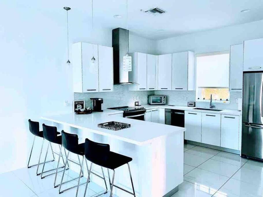 Across The Ocean Few Steps To Beach Contemporary Three Bedroom Townhouse ポンパノビーチ エクステリア 写真