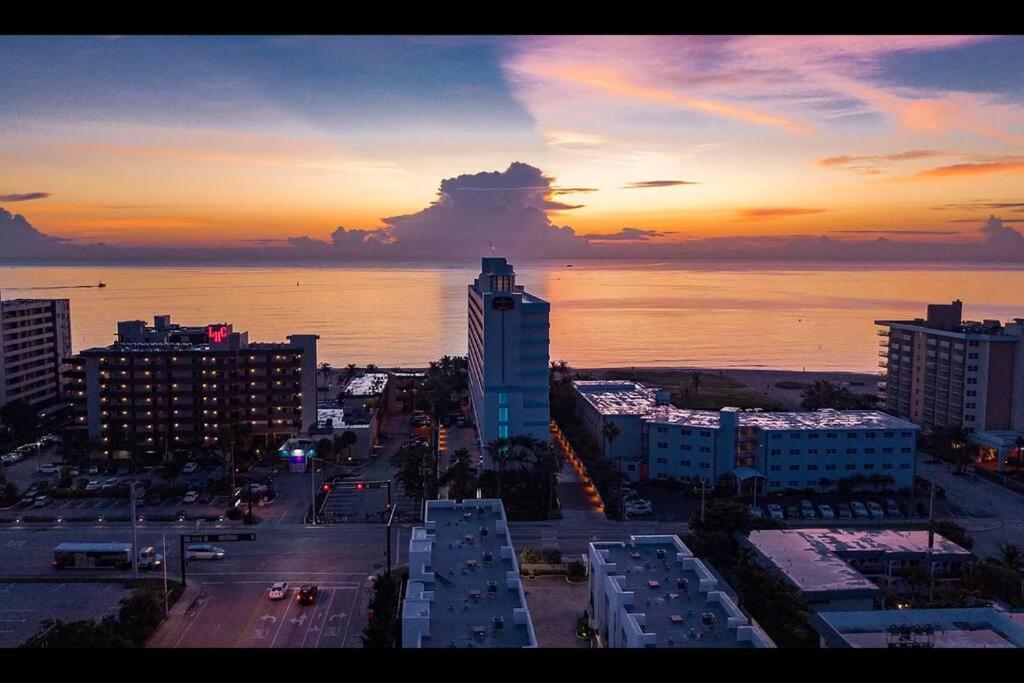 Across The Ocean Few Steps To Beach Contemporary Three Bedroom Townhouse ポンパノビーチ エクステリア 写真