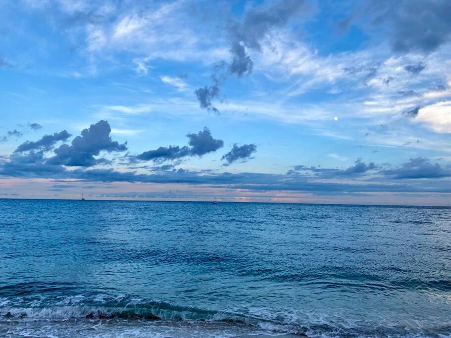 Across The Ocean Few Steps To Beach Contemporary Three Bedroom Townhouse ポンパノビーチ エクステリア 写真