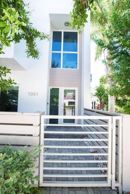 Across The Ocean Few Steps To Beach Contemporary Three Bedroom Townhouse ポンパノビーチ エクステリア 写真