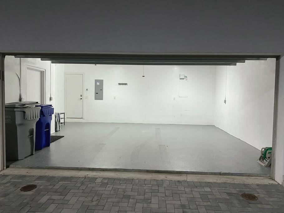 Across The Ocean Few Steps To Beach Contemporary Three Bedroom Townhouse ポンパノビーチ エクステリア 写真