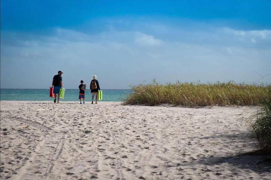 Across The Ocean Few Steps To Beach Contemporary Three Bedroom Townhouse ポンパノビーチ エクステリア 写真
