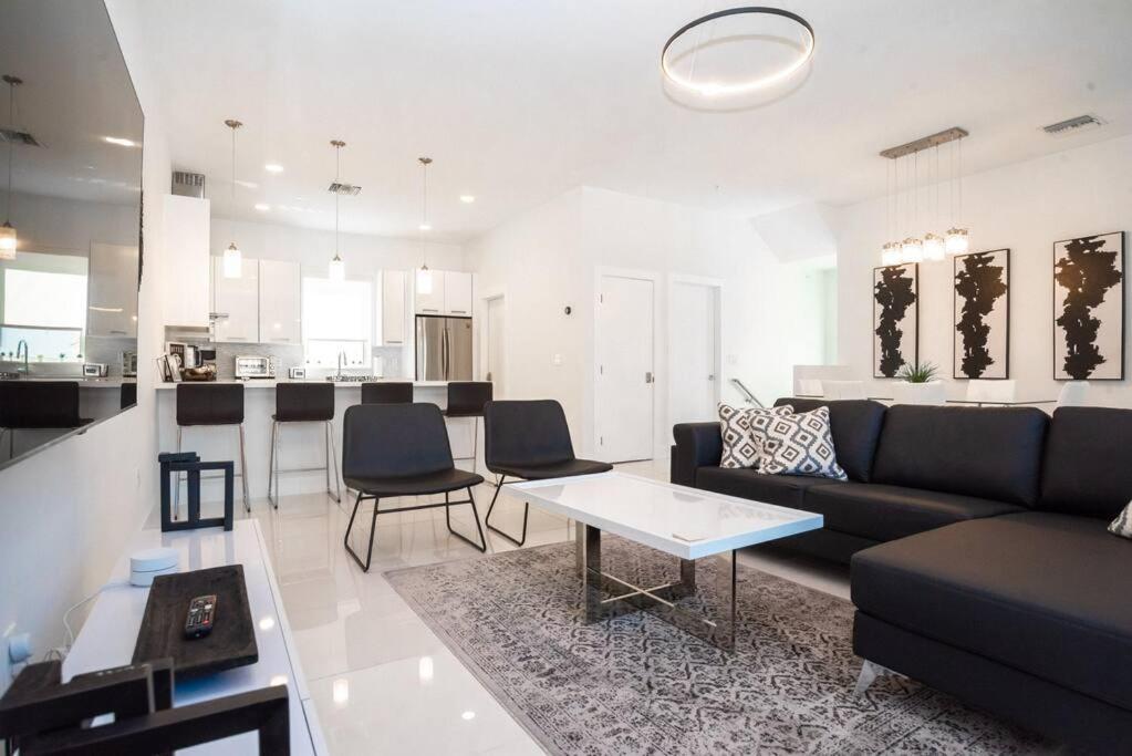 Across The Ocean Few Steps To Beach Contemporary Three Bedroom Townhouse ポンパノビーチ エクステリア 写真