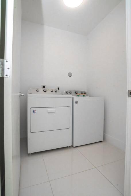 Across The Ocean Few Steps To Beach Contemporary Three Bedroom Townhouse ポンパノビーチ エクステリア 写真