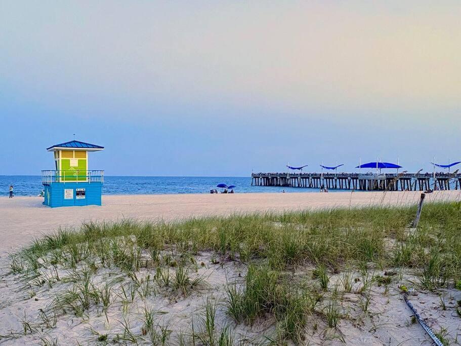 Across The Ocean Few Steps To Beach Contemporary Three Bedroom Townhouse ポンパノビーチ エクステリア 写真