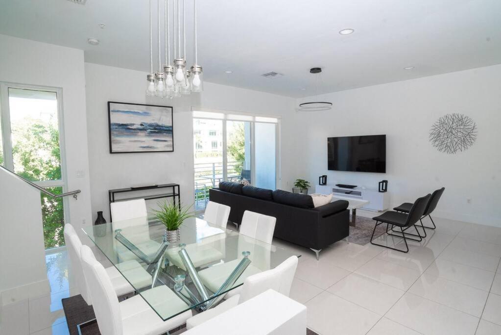 Across The Ocean Few Steps To Beach Contemporary Three Bedroom Townhouse ポンパノビーチ エクステリア 写真