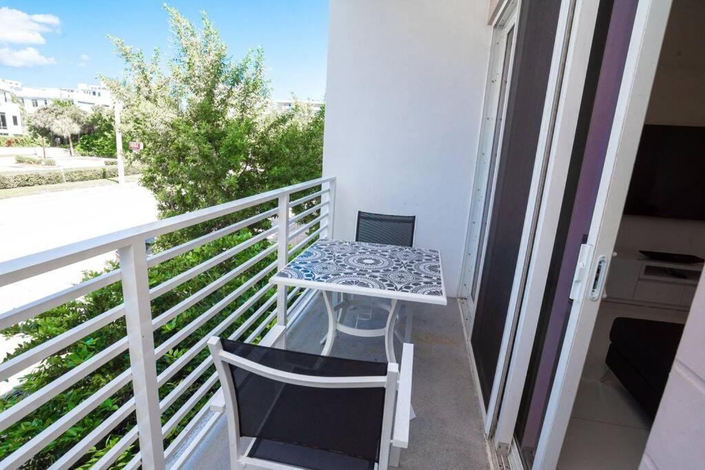 Across The Ocean Few Steps To Beach Contemporary Three Bedroom Townhouse ポンパノビーチ エクステリア 写真