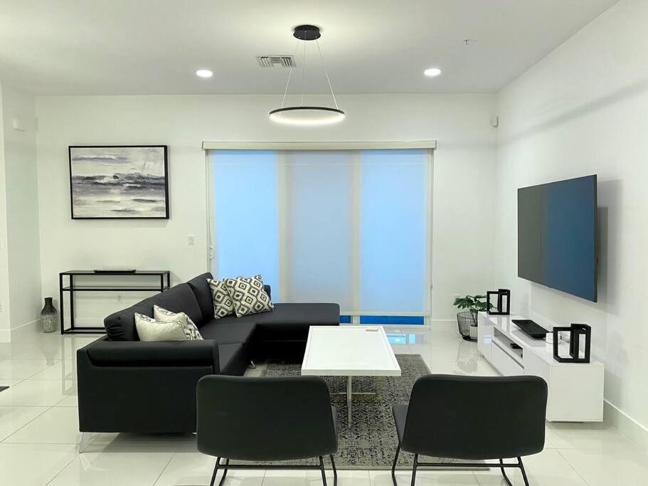 Across The Ocean Few Steps To Beach Contemporary Three Bedroom Townhouse ポンパノビーチ エクステリア 写真