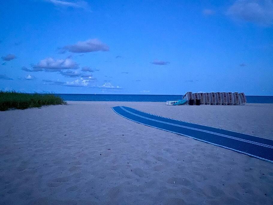 Across The Ocean Few Steps To Beach Contemporary Three Bedroom Townhouse ポンパノビーチ エクステリア 写真