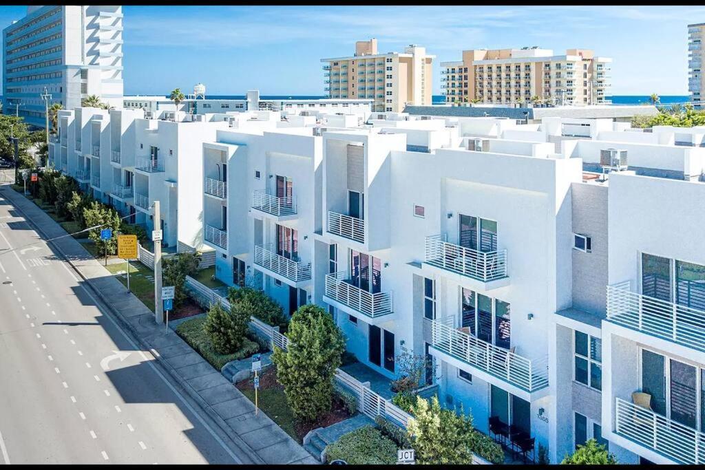Across The Ocean Few Steps To Beach Contemporary Three Bedroom Townhouse ポンパノビーチ エクステリア 写真