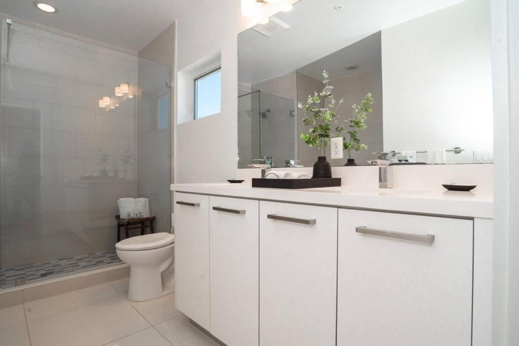 Across The Ocean Few Steps To Beach Contemporary Three Bedroom Townhouse ポンパノビーチ エクステリア 写真