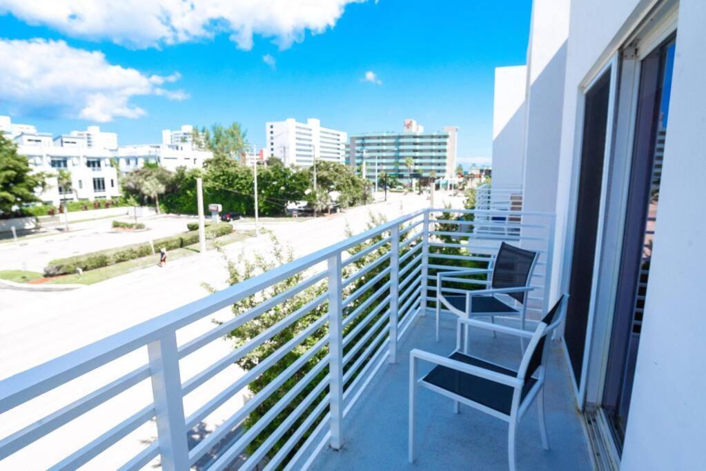 Across The Ocean Few Steps To Beach Contemporary Three Bedroom Townhouse ポンパノビーチ エクステリア 写真